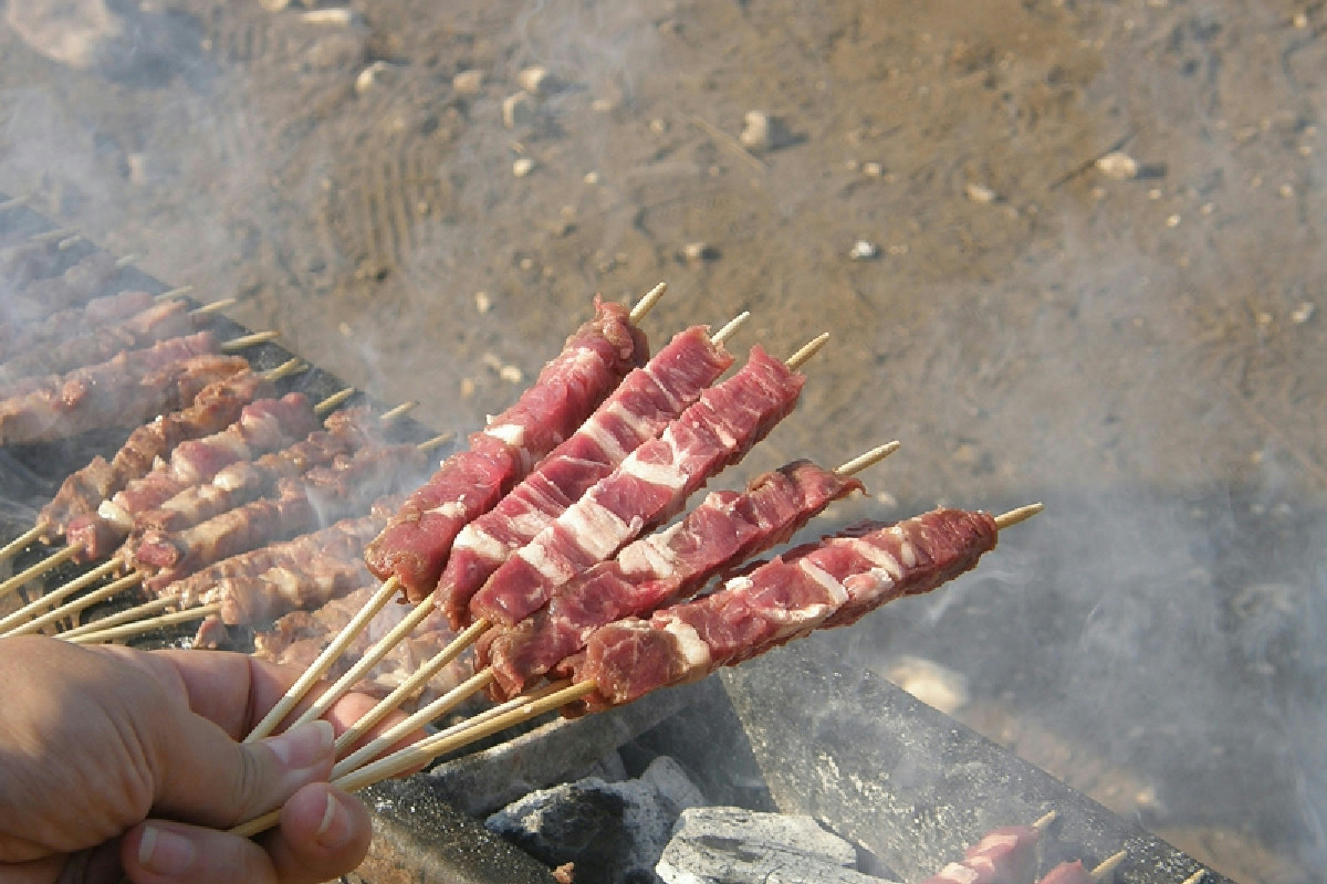 Gli arrosticini come in Abruzzo: cuocili in forno e porti la griglia tra le mura di casa tua