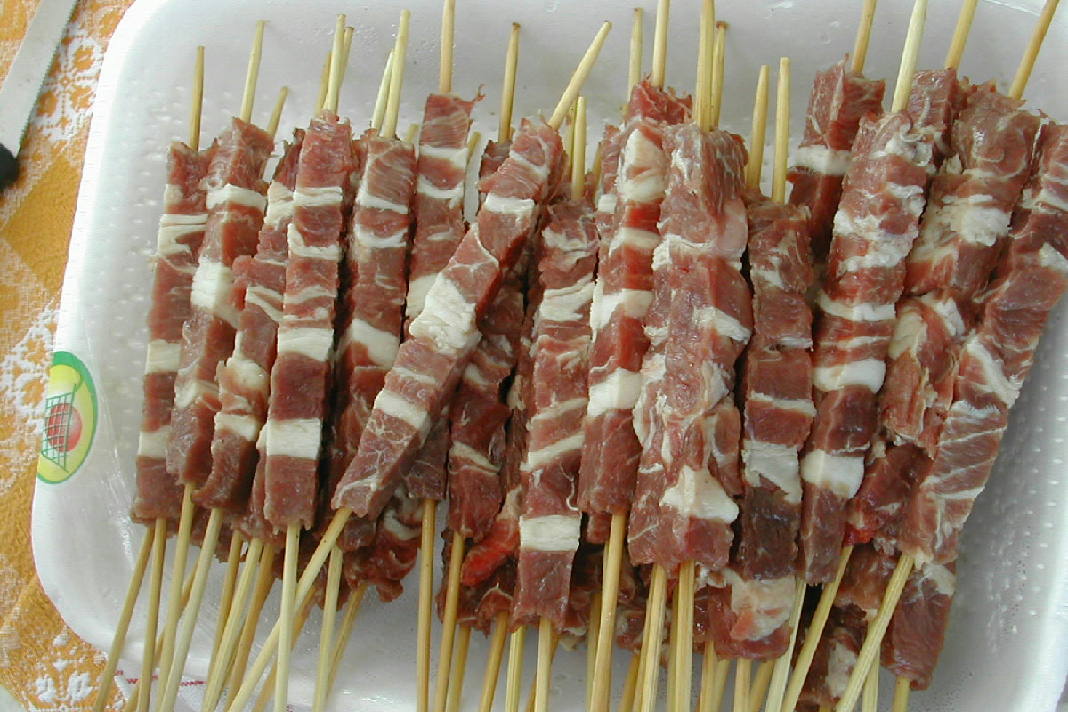 Gli arrosticini come in Abruzzo: cuocili in forno e porti la griglia tra le mura di casa tua