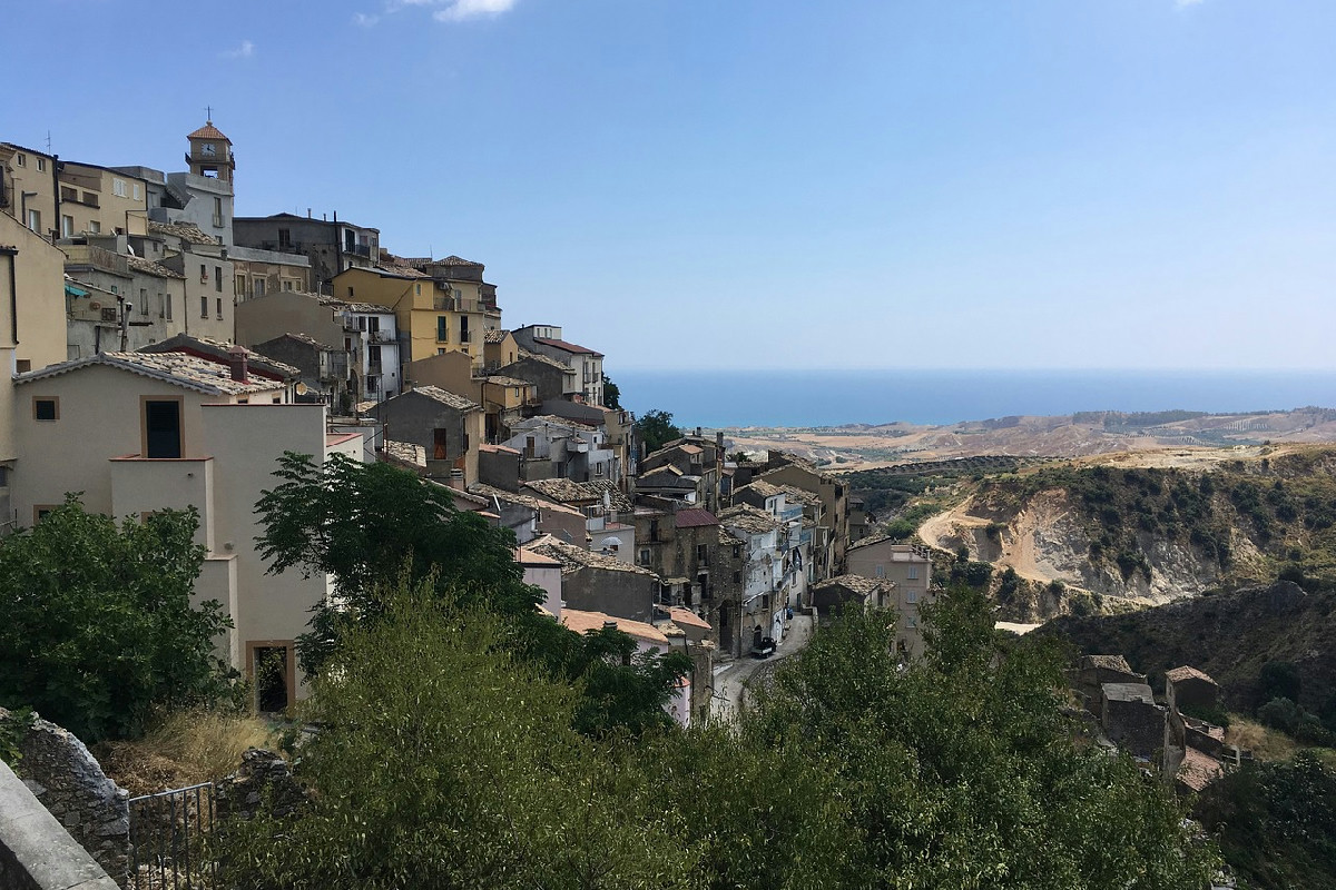 Badolato, gioiello della Calabria: tra vicoli intrecciati e scenari da togliere il fiato