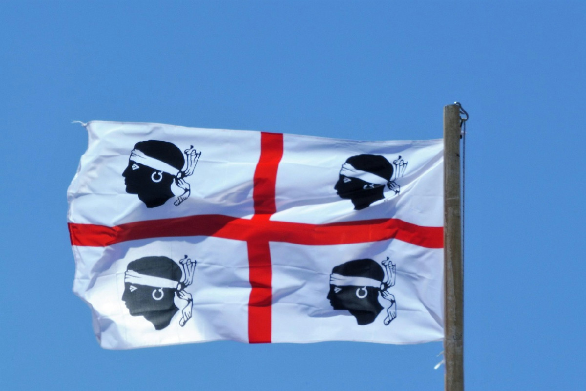 Chi sceglie la Sardegna fuori stagione scopre accoglienza autentica: storie e luoghi speciali